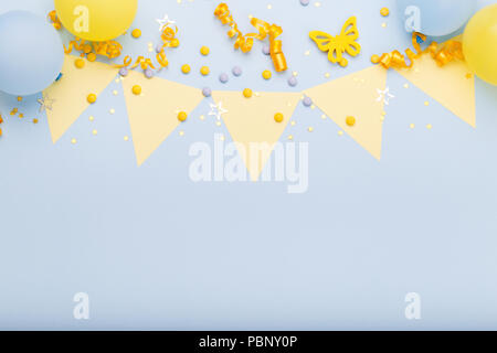 Anniversaire party background border avec baloons et confettis, sur la surface bleue with copy space Banque D'Images