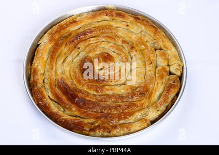 Borek ronde dans le bac / Tarte au fromage grec Banque D'Images