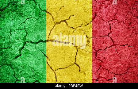 République du Mali drapeau sur la terre sèche sol texture background Banque D'Images