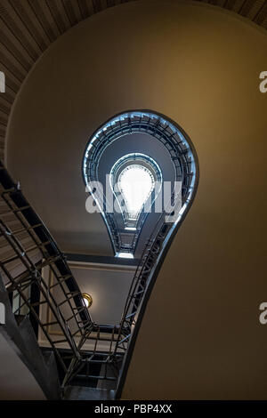 Ampoule Lumière escalier dans le musée à la maison cubiste à la Vierge Noire/Grand Orient Cafe, Prague, République tchèque. Banque D'Images