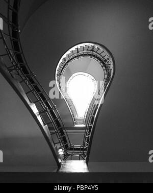 Ampoule Lumière escalier dans le musée à la maison cubiste à la Vierge Noire/Grand Orient Cafe, Prague, République tchèque. Banque D'Images