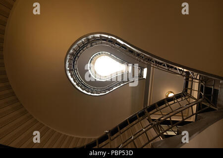 Ampoule Lumière escalier dans le musée à la maison cubiste à la Vierge Noire/Grand Orient Cafe, Prague, République tchèque. Banque D'Images