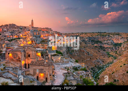 Matera, Italie. Des images aériennes de paysage urbain ville médiévale de Matera, Italie au cours de beau coucher du soleil. Banque D'Images