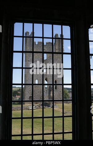 Le 12ème siècle, Tour de Helmsley Castle vue à travers la fenêtre de son manoir Tudor Banque D'Images