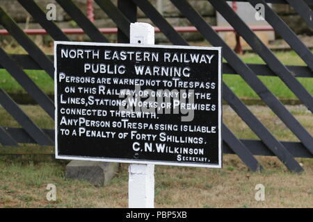 North Eastern Railway fonte panneau d'avertissement à côté du North York Moors Railway Banque D'Images