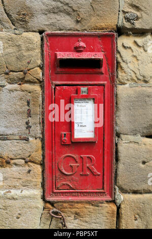 Postbox géorgienne dans Robin Hood's Bay Banque D'Images