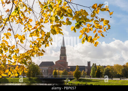 L'Hôtel de Ville avec sa tour, l'opéra, l'automne leavesKiel, capitale de Schleswig-Holstein, Allemagne, Europe Banque D'Images