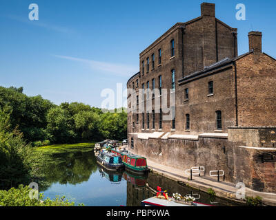 Regents Canal Granary Square Kings Cross London - reconcrement de bâtiments historiques en bordure de canalside à Coal Drops Yard King's Cross, Londres Banque D'Images