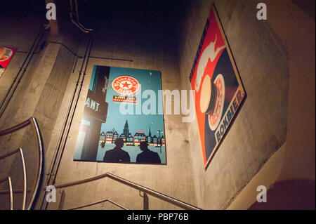 AMSTERDAM, Pays-Bas - juin 3, 2015 : vieux posters dans le musée Heineken Experience Centre, une brasserie historique pour les Néerlandais de la bière Heineken. Gerard Adriaan Il Banque D'Images