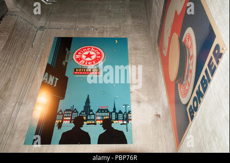 AMSTERDAM, Pays-Bas - juin 3, 2015 : vieux posters dans le musée Heineken Experience Centre, une brasserie historique pour les Néerlandais de la bière Heineken. Gerard Adriaan Il Banque D'Images