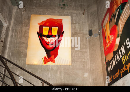 AMSTERDAM, Pays-Bas - juin 3, 2015 : vieux posters dans le musée Heineken Experience Centre, une brasserie historique pour les Néerlandais de la bière Heineken. Gerard Adriaan Il Banque D'Images