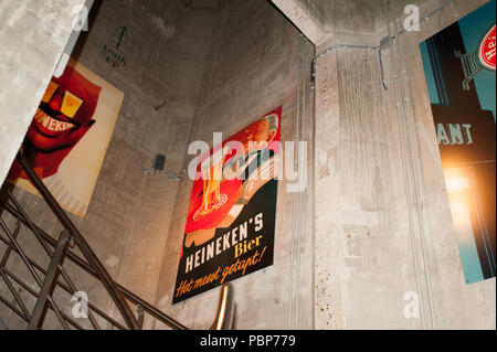 AMSTERDAM, Pays-Bas - juin 3, 2015 : vieux posters dans le musée Heineken Experience Centre, une brasserie historique pour les Néerlandais de la bière Heineken. Gerard Adriaan Il Banque D'Images