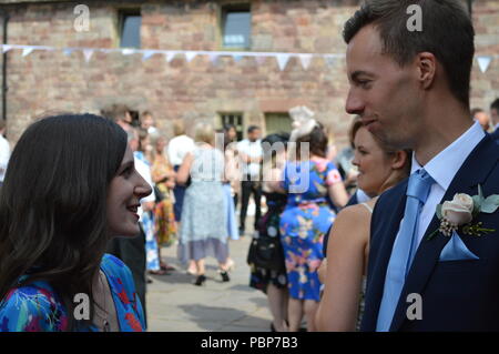 Les amis et la famille à une réception de mariage dans le Staffordshire, Royaume-Uni Banque D'Images