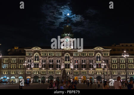 Trieste, Italie, 28 juillet 2018. L'hallebarde (alabarda di San Sergio o corsesca en italien) qui est le symbole de la ville de Trieste est vu contre un Banque D'Images