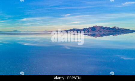 Uyuni aériennes réflexions sont l'une des plus belles choses qu'un photographe peut voir. Ici nous pouvons voir comment le lever du soleil sur un horizon infini avec Banque D'Images