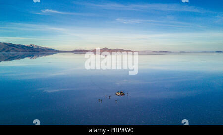 Uyuni aériennes réflexions sont l'une des plus belles choses qu'un photographe peut voir. Ici nous pouvons voir comment le lever du soleil sur un horizon infini avec Banque D'Images