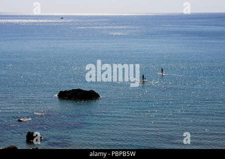 Marin de la Méditerranée avec une mer turquoise et deux touristes non identifiés dans la distance consiste en Stand Up Paddle Surf Banque D'Images