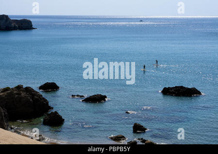 Marin de la Méditerranée avec une mer turquoise et deux touristes non identifiés dans la distance consiste en Stand Up Paddle Surf Banque D'Images