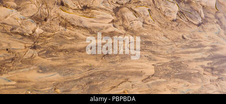 Brown la surface du sol. Close up natural background, floue de l'argile humide Banque D'Images