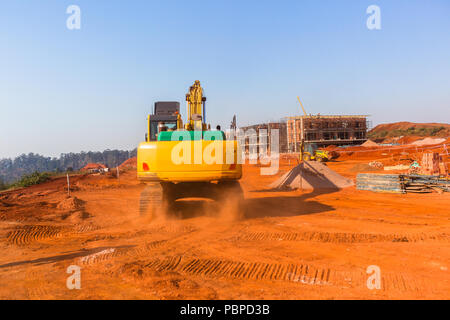 Appartements de construction de l'emplacement de nouveau bâtiment en cours avec l'industrie des machines de terrassement pelle. Banque D'Images