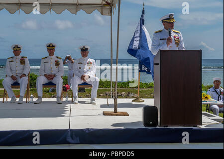 180719-N-GT252-079 ASAN, Guam (19 juillet 2018) Arrière Adm. Troy McClelland, commandant adjoint pour la construction navale, la Force de la Force expéditionnaire de la Marine, prend la parole lors de la Construction Navale du 30e Régiment (30 RCN) Cérémonie de passation de commandement à la guerre du Pacifique Le Parc historique national de la plage Asan. Au cours de la cérémonie, le capitaine Steven Stasick soulagé le Capitaine Jeffrey Kilian comme commodore du 30 RCN. (U.S. Photo par marine Spécialiste de la communication de masse en chef Matthew R. White /libéré) Banque D'Images