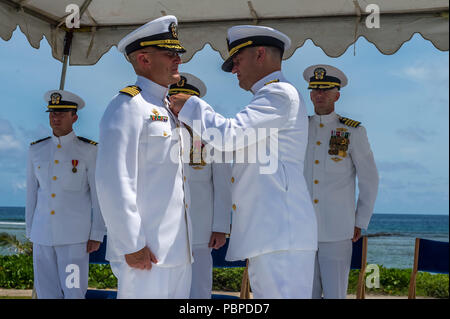 180719-N-GT252-098 ASAN, Guam (19 juillet 2018) Arrière Adm. Troy McClelland, commandant adjoint pour la construction navale, la Force de la Force expéditionnaire de la Marine, présente le Capitaine Jeffrey Kilian avec une Légion du mérite pour ses réalisations en tant que commodore de la 30e Régiment durant la construction navale le régiment cérémonie de passation de commandement à la guerre du Pacifique Le Parc historique national de la plage Asan. Au cours de la cérémonie, le capitaine Steven Stasick soulagé Kilian comme commodore du 30 RCN. (U.S. Photo par marine Spécialiste de la communication de masse en chef Matthew R. White /libéré) Banque D'Images