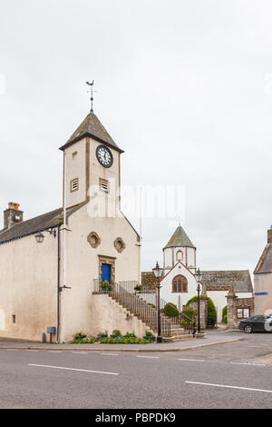 Hôtel de Ville de Lauder, anciennement un péage, est représentée dans le centre-ville de Lauder dans les Scottish Borders. Derrière peut être vu Lauder ancienne église paroissiale. Banque D'Images