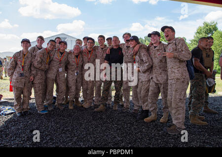 Le Lieutenant-colonel marin à la retraite Joseph Shusko posant pour une photo de groupe avec plusieurs étudiants lors de la commande de recrutement du Corps des marines de l'été 2018 de l'académie de leadership et le développement du caractère à bord Marine Corps Base Quantico, Virginie, le 19 juillet. Plus de 200 étudiants ont été admis à l'académie, choisis par un conseil de marines qui s'attendent à trouver des participants, avec des traits de caractère similaires comme des Marines. Inspiré par le Corps des Marines' promesse de développer la qualité de citoyens, le programme a été conçu pour mettre à l'épreuve et de développer il nation les plus performants des élèves du secondaire pour qu'ils puissent retourner dans leur commun Banque D'Images