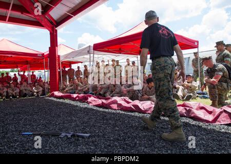 Le Lieutenant-colonel marin à la retraite Joseph Shusko, le directeur de la Marine Corps Corps Martial Centre d'excellence à bord Marine Corps Base Quantico (MCBQ), Virginia, parle d'environ 200 dirigeants de l'été et le développement du caractère des élèves de l'Académie de recrutement du Corps des marines de l'été 2018 du commandement et du leadership de l'Académie de développement du caractère à bord d'MCBQ, Juillet 19. Les étudiants admis à l'académie ont été choisis par un conseil de marines qui s'attendent à trouver des participants, avec des traits de caractère similaires comme des Marines. Inspiré par le Corps des Marines' promesse de développer la qualité de citoyens, le programme a été conçu Banque D'Images