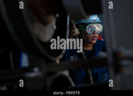 180719-N-OY799-0052 MER DES PHILIPPINES (19 juillet 2018) Maître de Manœuvre 3 Classe Claire Schwalbach, de Versailles, Ky., est capitaine dans l'age d'une station de ravitaillement à bord de la Marine a l'avant-porte-avions déployés, l'USS Ronald Reagan (CVN 76) au cours d'un ravitaillement en mer avec le transport maritime de marchandises sèches commande militaire et des munitions ship USNS Cesar Chavez (T-AKE 14). Ronald Reagan, le groupe aéronaval du porte-étendard de 5, fournit une force prête au combat qui protège et défend les intérêts de maritime collective de ses alliés et partenaires dans la région Indo-Pacifique. (U.S. Photo de la marine en masse Communicat Banque D'Images