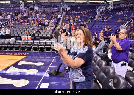 Spectateurs de la Phoenix Mercury et Las Vegas as Women's National Basketball Association correspondent, cheer futurs soldats et les recruteurs du recrutement Phoenix bataillon, suivant leur serment d'engagement cérémonie, le 19 juillet, Talking Stick Resort Arena, Phoenix. (Photo par Alun Thomas, USAREC) Affaires publiques Banque D'Images