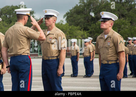 Le soldat de première classe Brian Reynolds est nommé diplômé d'honneur de la Compagnie A, 1er Bataillon, Régiment d'entraînement des recrues, au Marine Corps Recruter Depot Parris Island, Caroline du Sud, le 20 juillet 2018, pour le placement de 188 premières recrues. L'honneur de l'enseignement supérieur reconnaît le meilleur exemple de la Marine qui marine totale, concept qui englobe la forme physique, l'adresse au tir et qualités de leadership, au cours de la formation des recrues. Reynolds a été recruté au poste de recrutement Rivergate, New York, par le Sergent R. Rexall Ferdinand. (U.S. Marine Corps photo par le Cpl. Jorge A. Rosales) Banque D'Images