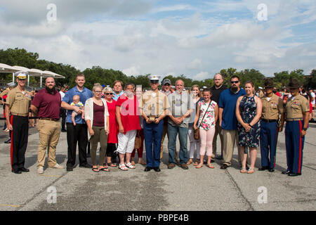 Le soldat de première classe Brian Reynolds gagne par le Brigadier-général James F. Glynn, le général commandant du Corps des marines de l'Île Parris Dépôt recruter, sergent-major et Rafael Rodriguez, le sergent-major de MCRD Parris Island, le 20 juillet 2018, à l'Île Parris MCRD, Caroline du Sud, après avoir été nommé honneur diplômé de la Compagnie A, 1er Bataillon, Régiment d'entraînement des recrues. L'honneur de l'enseignement supérieur reconnaît le meilleur exemple de la Marine qui marine totale, concept qui englobe la forme physique, l'adresse au tir et qualités de leadership, au cours de la formation des recrues. Reynolds, qui a obtenu son diplôme fi Banque D'Images