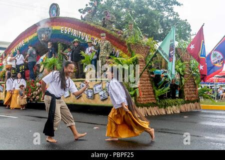 180721-N-WR252-179 AGANA, Guam (21 juillet 2018) marins affectés à la 30e Régiment de construction navale (30 RCN) participer avec le Village de Barrigada et monter sur leurs flotter au cours de la 74e anniversaire de la fête de la libération. La bataille de Guam a commencé le 21 juillet 1944, lorsque les forces américaines ont envahi Guam pour le libérer de l'occupant japonais. Barrigada est la soeur de la RCN 30 Village, qui est un partenariat entre le village et la commande pour le service communautaire et les possibilités de diffusion externe. (Nous. Photo par marine Spécialiste de la communication de masse en chef Matthew R. White /libéré) Banque D'Images