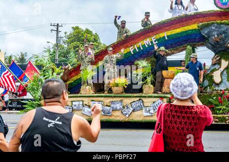 180721-N-WR252-111 AGANA, Guam (21 juillet 2018) marins affectés à la 30e Régiment de construction navale (30 RCN) participer avec le Village de Barrigada et monter sur leurs flotter au cours de la 74e anniversaire de la fête de la libération. La bataille de Guam a commencé le 21 juillet 1944, lorsque les forces américaines ont envahi Guam pour le libérer de l'occupant japonais. Barrigada est la soeur de la RCN 30 Village, qui est un partenariat entre le village et la commande pour le service communautaire et les possibilités de diffusion externe. (Nous. Photo par marine Spécialiste de la communication de masse en chef Matthew R. White /libéré) Banque D'Images