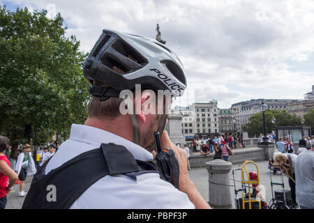 Cycliste de police portant un casque protecteur à Trafalgar Square, Londres, UK Banque D'Images