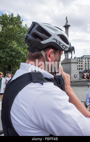 Cycliste de police portant un casque protecteur à Trafalgar Square, Londres, UK Banque D'Images