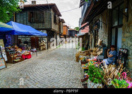 Sozopol, Bulgarie, le 27 juin 2017 : une petite rue pavée bordée de boutiques de souvenirs dans la ville de Sozopol, Bulgarie Banque D'Images