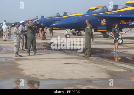 L'invitons les Blue Angels de la Garde nationale du Mississippi et leurs familles d'examiner de près leur F/A-18 Hornet avions à la préparation au combat au Centre - Centre d'aviateurs de bataille à Gulfport, Mississippi, le 20 juillet 2018. Le Blue Angels basé leur 'Blues sur Biloxi Air Show' de la CRTC-BAC. Le spectacle a eu lieu deux jours, les 21 et 22 juillet sur la plage de Biloxi. (U.S. Photo de la Garde nationale aérienne A. Danielle Thomas) Banque D'Images