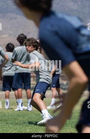 Tim Young, un joueur de football de St. Margaret's Episcopal High School, jette un ballon de football au cours de la pratique avec les Marines avec 1er Régiment de Marines, 1 Division de marines, au Marine Corps Base Camp Pendleton, en Californie, le 19 juillet 2018. L'événement a fourni des Marines et les écoles secondaires locales la possibilité de maintenir et renforcer les relations communautaires. (U.S. Marine Corps photo par Lance Cpl. Maritza Vela) Banque D'Images