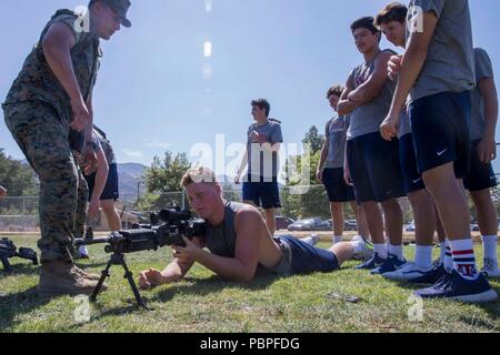 Kyle Juergens, un joueur de football avec Saint Margaret's Episcopal High School, attractions touristiques à derrière une mitrailleuse M249 lors d'une exposition statique avec 1er Régiment de Marines, 1 Division de marines, au Marine Corps Base Camp Pendleton, en Californie, le 19 juillet 2018. L'événement a fourni des Marines et les écoles secondaires locales la possibilité de maintenir et renforcer les relations communautaires. (U.S. Marine Corps photo par Lance Cpl. Maritza Vela) Banque D'Images