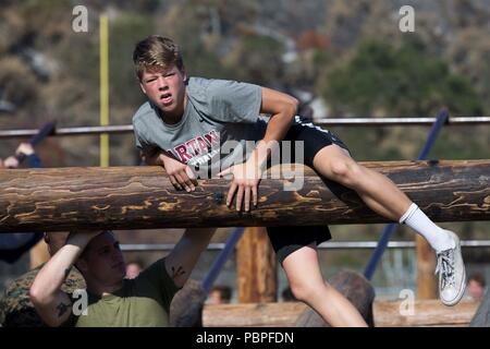 Un joueur de football pour l'école épiscopale St. Margaret's exécute une course d'obstacles à un événement de relations communautaires avec 1er Régiment de Marines, 1 Division de marines, au Marine Corps Base Camp Pendleton, en Californie, le 20 juillet 2018. Le but de cet événement est de fournir des Marines et les écoles secondaires locales la possibilité de maintenir et renforcer les relations communautaires. (U.S. Marine Corps photo par Lance Cpl. Maritza Vela) Banque D'Images