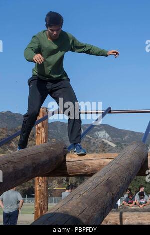 Un joueur de football avec Saint Margaret's Episcopal High School exécute un parcours lors d'un événement de relations communautaires avec 1er Régiment de Marines, 1 Division de marines, au Marine Corps Base Camp Pendleton, en Californie, le 20 juillet 2018. L'événement a donné 1er Régiment de Marines Marines l'occasion de maintenir et de solidifier les relationship-s la communauté. (U.S. Marine Corps photo par Lance Cpl. Maritza Vela) Banque D'Images