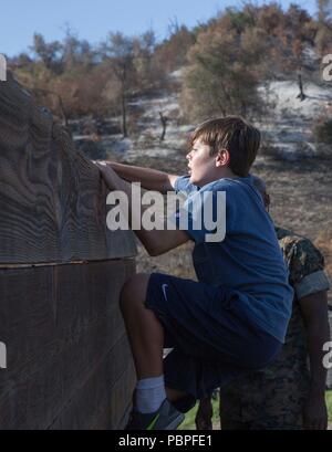 Un joueur de football pour l'école épiscopale St. Margaret's exécute un obstacle au Marine Corps Base Camp Pendleton, en Californie, le 20 juillet 2018. L'événement a donné 1er Régiment de Marines Marines l'occasion de maintenir et de solidifier les relationship-s la communauté. (U.S. Marine Corps photo par Lance Cpl. Maritza Vela) Banque D'Images