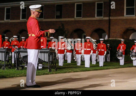 Major Christopher Hall, commandant, le commandant lui-même," U.S. Marine Drum & Bugle Corps, procède à la D&B au cours d'un défilé vendredi soir chez Marine Barracks Washington D.C., le 20 juillet 2018. Le général Major James E. Livingston, récipiendaire de la médaille d'honneur, était l'invité d'honneur pour la parade et l'accueil a été le lieutenant général Brian D. Beaudreault, commandant adjoint, plans, politiques et opérations. Marine Corps officiel (photo par le Cpl. Damon Mclean/libérés) Banque D'Images