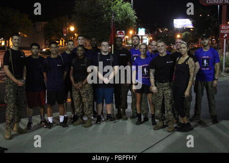 Le Rucking Raiders ont été rejoints par Marine Corps de recrutement Colombie-britannique pendant leur mars Raider Marines sur une partie de la 900 mile ruck le 21 juillet 2018, alors qu'ils sont passés par Columbia, S.C. Marines et l'avenir de marine à partir de la Colombie-Britannique s'est jointe au RS ruckers pour 8 miles de leur voyage, pour honorer les soldats qui ont perdu la vie dans un écrasement d'avion il y a un an. Pour appuyer la marche, suivez le raider marines Memorial March sur Facebook et visitez leur site web à l'http://www.ruckingraiders.com. Banque D'Images