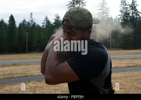 Les aviateurs ont participé à l'équipe de combat inaugural McChord Fitness Challenge, le 20 juillet 2018, at Joint Base Lewis-McChord, dans l'état de la fitness challenge consistait en un 3,5 km course à obstacles qui ont testé les capacités de préparation des équipes. Banque D'Images