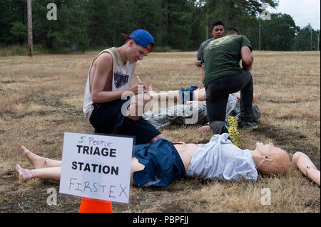 Les aviateurs ont participé à l'équipe de combat inaugural McChord Fitness Challenge, le 20 juillet 2018, at Joint Base Lewis-McChord, dans l'état de la fitness challenge consistait en un 3,5 km course à obstacles qui ont testé les capacités de préparation des équipes. Banque D'Images