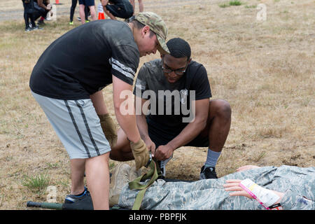 Les aviateurs ont participé à l'équipe de combat inaugural McChord Fitness Challenge, le 20 juillet 2018, at Joint Base Lewis-McChord, dans l'état de la fitness challenge consistait en un 3,5 km course à obstacles qui ont testé les capacités de préparation des équipes. Banque D'Images