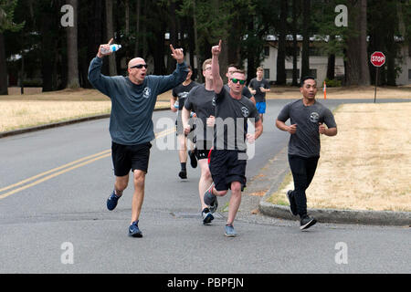 Les aviateurs ont participé à l'équipe de combat inaugural McChord Fitness Challenge, le 20 juillet 2018, at Joint Base Lewis-McChord, dans l'état de la fitness challenge consistait en un 3,5 km course à obstacles qui ont testé les capacités de préparation des équipes. Banque D'Images